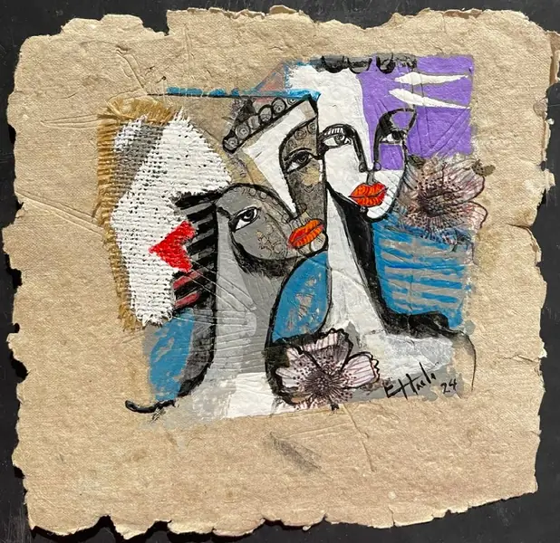 Obra sobre papel: dos rostros de labios rojos entre azul, gris y violeta, con tela y flores.